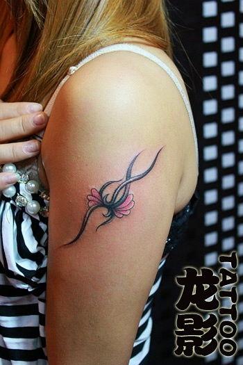 纹身背纹龙的女网红,魅力四溢的女网红风采