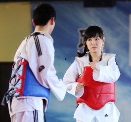 练跆拳道的明星,挥洒汗水，舞动青春