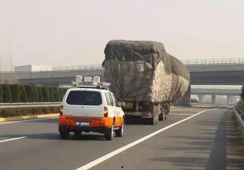 网红大货车司机倒车视频,网红视频揭秘行车安全新视角