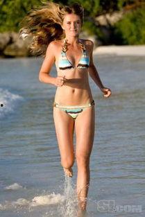 明星美女泳装躺床,性感魅力尽展无遗