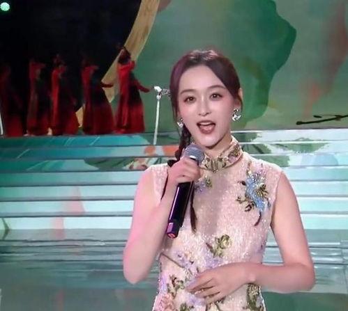 明星与月亮姐姐合影,与月亮姐姐共度美好时光