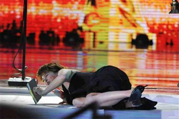 明星的摔倒时刻,明星不慎摔倒的难忘瞬间回顾